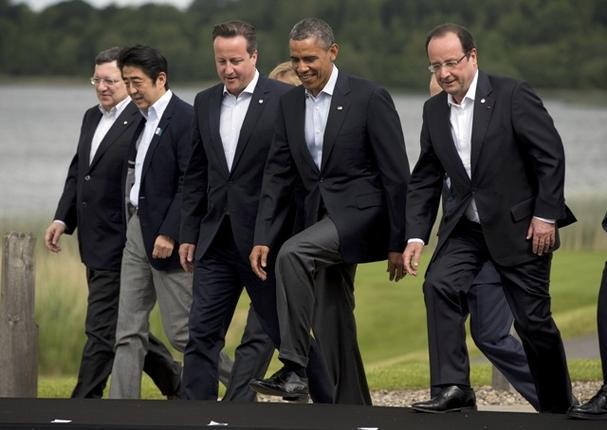 Các nhà lãnh đạo Nhật Bản, Anh và Mỹ (ba người ở giữa, đi hàng đầu)